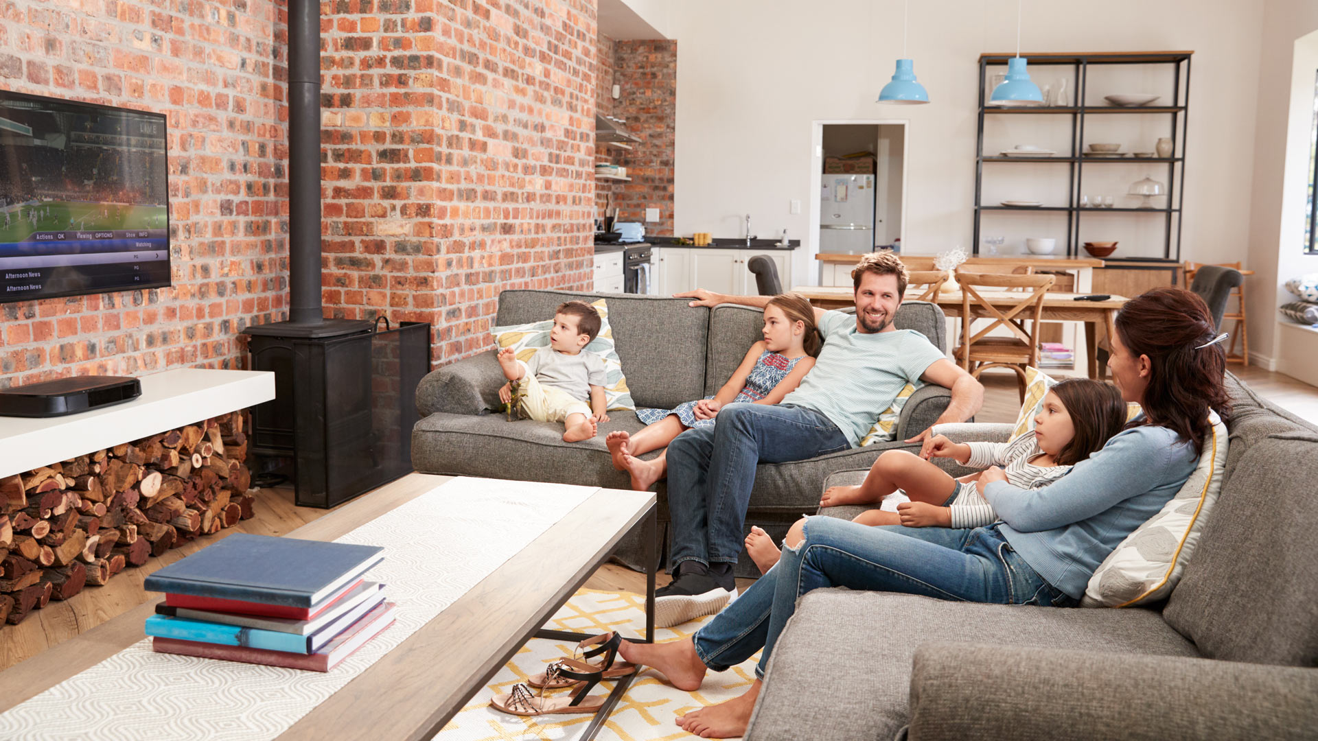 Famille dans un salon.
